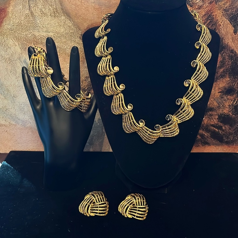 Galbani Chunky Glam Golden Necklace Bracelet Pierced Earrings Set Designer VTG